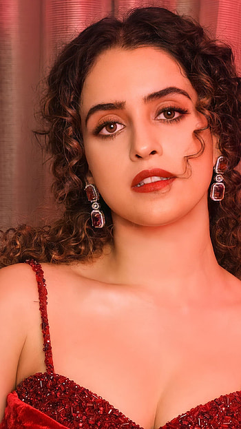 Saniya Malhotra, bollywood actress HD phone wallpaper