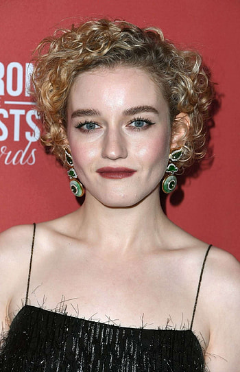 Julia Garner, Hollywood actress, Talent at work, Rising star HD phone wallpaper
