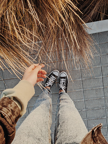 Hand, Miscellanea, Miscellaneous, Sneakers, Shoes, Straw HD phone wallpaper