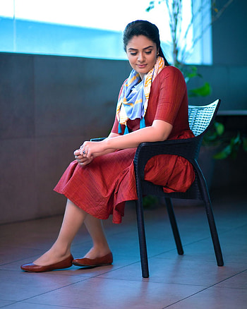 Sreemukhi, fashion design, knee HD phone wallpaper