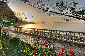 walk on the beach, balcony, roses, sunset, beach HD wallpaper