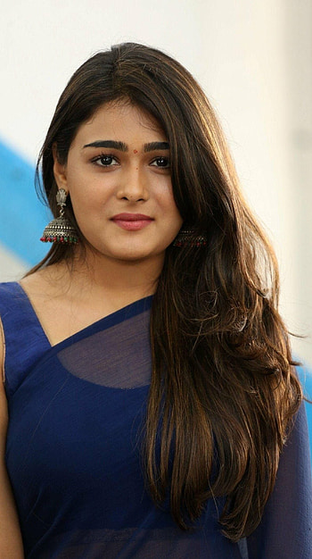 Shalini Pandey, blue saree, telugu actress HD phone wallpaper