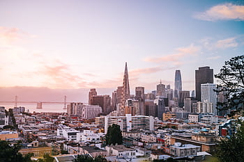 Stunning view of San Francisco cityscape with iconic landmarks during sunrise. HD wallpaper