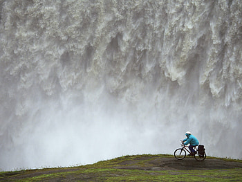 misty ride, bike, waterfall, ride, exciteing, sport, dangerous HD wallpaper