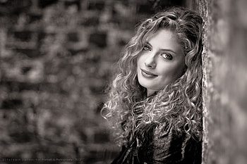 Gorgeous Girl, smiling, black and white, gorgeous, eyes, girl, hair HD wallpaper
