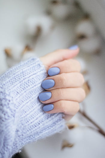 A close-up of a woman's hand with purple manicured nails and knitwear, showcasing trendy fashion. HD phone wallpaper