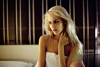 Sarah Deakins, Isabel Lucas HD wallpaper