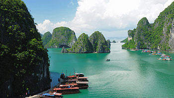 Halong Bay, Stunning scenery, Breathtaking views, Serene atmosphere HD wallpaper