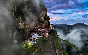 Taktsang Palphug Kloster, Paro Taktsang, Evening sunset, Himalayan forest HD wallpaper
