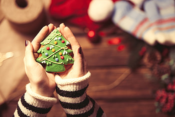 Merry Christmas!, sweet, craciun, dessert, food, hand, tree, green, christmas, cookies HD wallpaper