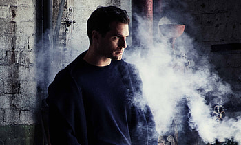 Henry Cavill, leaning to wall, smoke, hoot HD wallpaper
