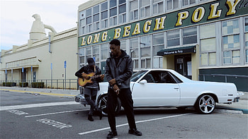 Giveon, Acoustic performance, Beach setting, Soul-stirring rendition HD wallpaper