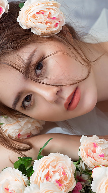 Rose-Lit Brunette — Brown-Eyed Asian Model, model, brunette, brown eyes, flower, rose, woman, asian HD phone wallpaper