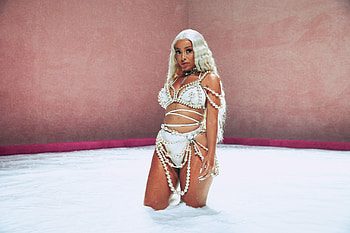 Doja Cat, Feline energy, Tub of milk, Streets live performance HD wallpaper
