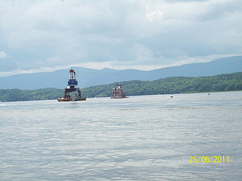 Hudson/Athens Lighthouse, boat, river, lighthouse, mountains HD wallpaper