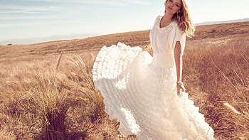 Lady in White, weeds, lady, white, glitter, desert, beautiful HD wallpaper