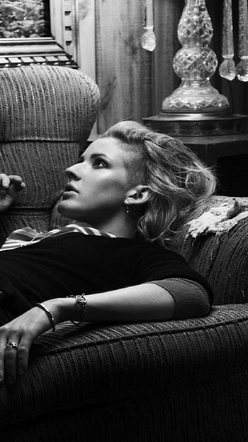 ellie goulding, sofa, room, girl, skates HD phone wallpaper