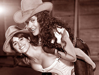 Bandidas movie, Penelope Cruz, Salma Hayek, Salma Hayek Penelope Cruz HD wallpaper