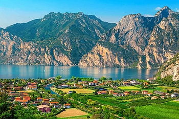 Italian paradise, Serene lakeside, Guided small group, Senior-friendly tour HD wallpaper