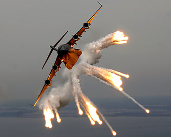 Boeing C-17A Globemaster III, boeing, flares, globemaster III, C-17A HD wallpaper