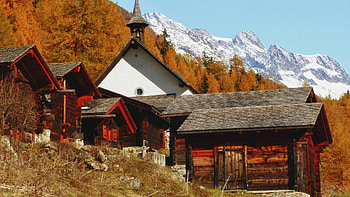 Chappel in Swiss Alps, autumn, huts, nature, mountains HD wallpaper