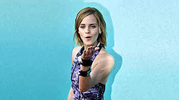 Emma Watson flying kiss HD wallpaper