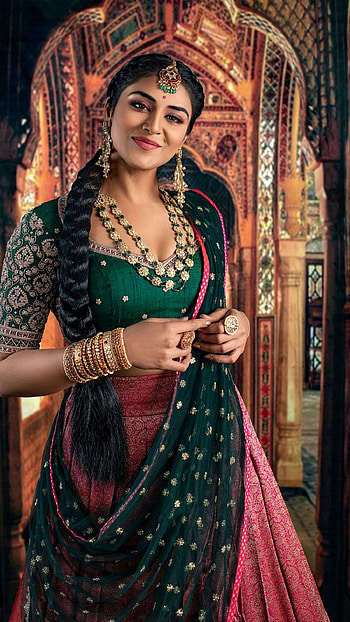 Induja Ravichandran, tamil actress, saree lover, traditional HD phone wallpaper