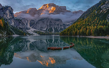 Lake Braies, Pragser Wildsee, evening, sunset, boats, mountain lake, glacial lake, Dolomites, Alps, Italy HD wallpaper