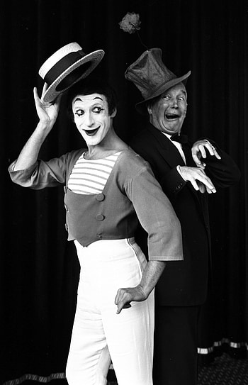 Friendly clowns, Performance art, Maurice Chevalier HD phone wallpaper