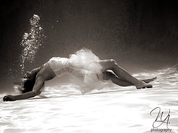 DANCE UNDER WATER, graphy, bw, ballet, water, beauty HD wallpaper