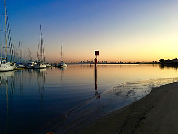 Early Morning, sand, morning, beach, yachts HD wallpaper