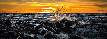 Coast, water splashes, sunset, rocks HD wallpaper