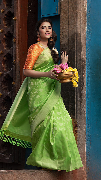 Priyanka mohan, tamil actress, saree beauty, temple, pooja HD phone wallpaper