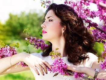 Spring Lady, softness, gorgeous, cute, lilacs, spring, bloom, beauty, brown hair, nature, care, bright lipstick, female, lilac HD wallpaper