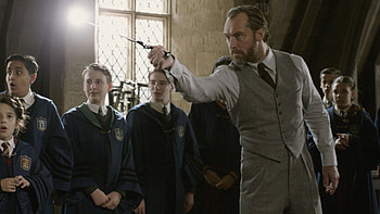 Fantastic Beasts 3, Jude Law's Dumbledore, Hogwarts adventure, GeekTyrant HD wallpaper