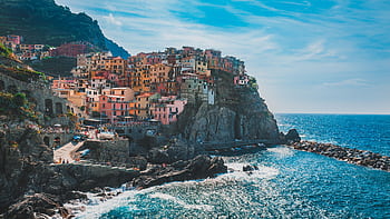 Vibrant houses on a cliff overlooking the ocean in Cinque Terre, Italy. Stunning coastal scenery. HD wallpaper