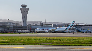 San Francisco Airport, Pothole incident, Runway shutdown, Airport trouble HD wallpaper