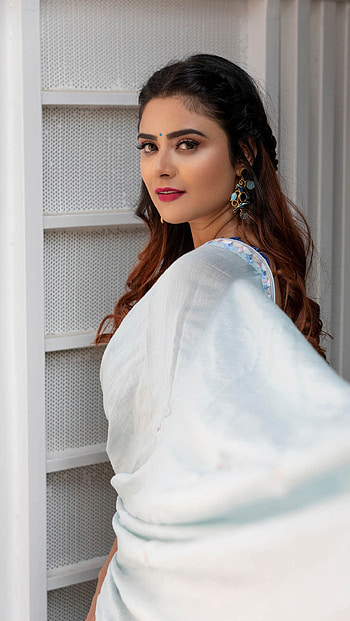 Priyanka Sharma, saree lover, telugu actress HD phone wallpaper