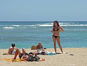 Do you think this makes me look fat?, bikini, women, ocean, beach HD wallpaper