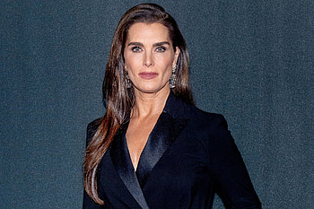 Brooke Shields, Injury recovery, Surgery details, Inspirational story HD wallpaper