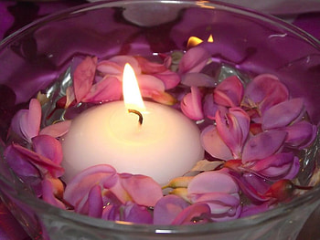 FRAGRANT GLOW, bathrooms, flames, relaxation, pampering, pink, light, petals, girls, candles HD wallpaper
