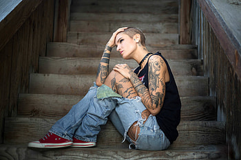 Tattoo Model in Torn Jeans, model, blonde, running shoes, tattoos, jeans HD wallpaper