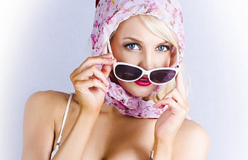 Pin up, pose, blonde, eyes, hands, girl, look seductive, beauty, face, glasses, scarf, sensual HD wallpaper