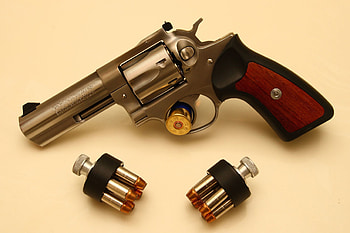 guns revolvers weapons / HD wallpaper