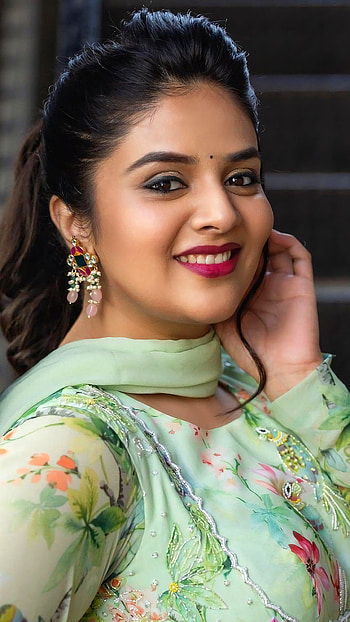 Sreemukhi, Telugu actress, face HD phone wallpaper