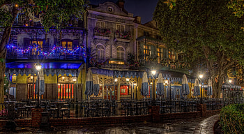 Cafe in New Orleans, umbrella, table, town, Orleans, garland, tree, chairs, bulidings, cafe, sign, lights, road HD wallpaper