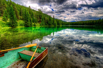 Boat in crystal waters, river, boat, lakeshore, crystal, nice, quiet, shore, trees, greenery, beautiful, lake, mirrored, pretty, clouds, nature, waters, sky, riverbank, clear, lovely HD wallpaper