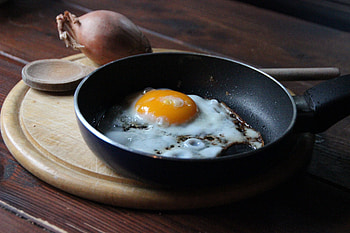 Food, Scrambled Eggs, Cutting Board, Onion, Pan HD wallpaper