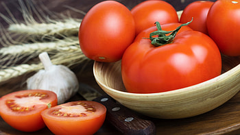 Tomato , Assorted varieties, Fresh produce, Vibrant colors HD wallpaper