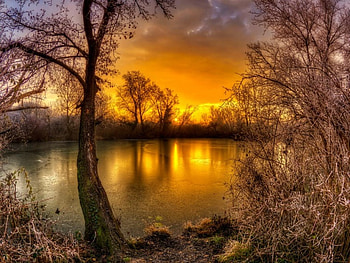 Lake in autumn sunset, cold, lake, season, clouds, trees, autumn, nature, sky, water, sun, sunset HD wallpaper